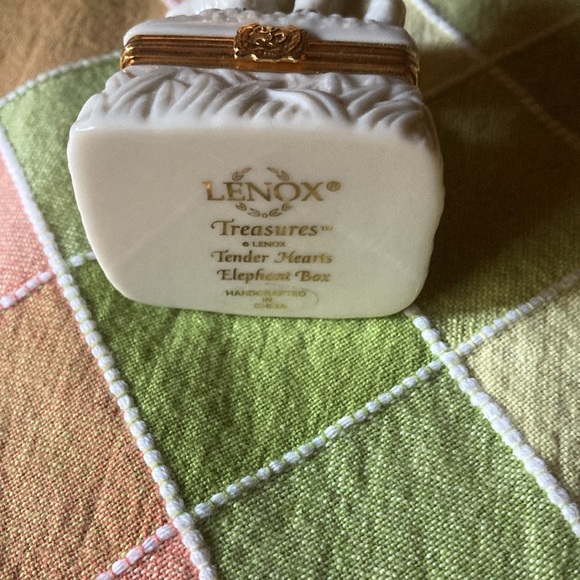 Lenox treasures Tender Hearts Elephant Box with matching golden charm - Picture 5 of 10